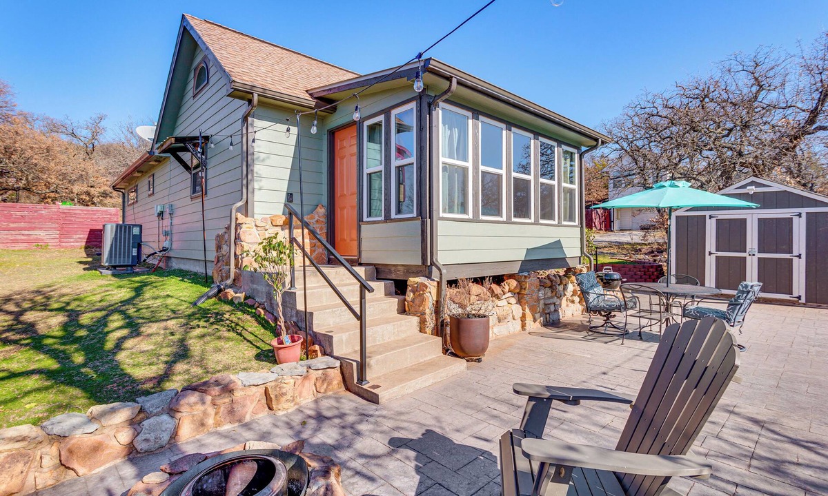 Medicine Park Cottage | 1/2 Mi to Lake Lawtonka: Mtn-view Haven!