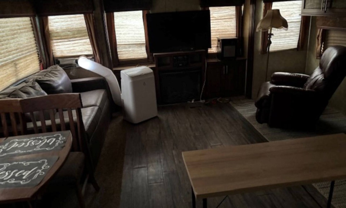 Midland House | 1 Bed, 1 Bath High End RV, Fully Furnished, Pet Friendly