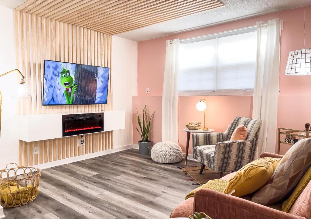 Oread Apartment | [1] Chic & Cozy Retreat Walk to KU/Mass/Dining!