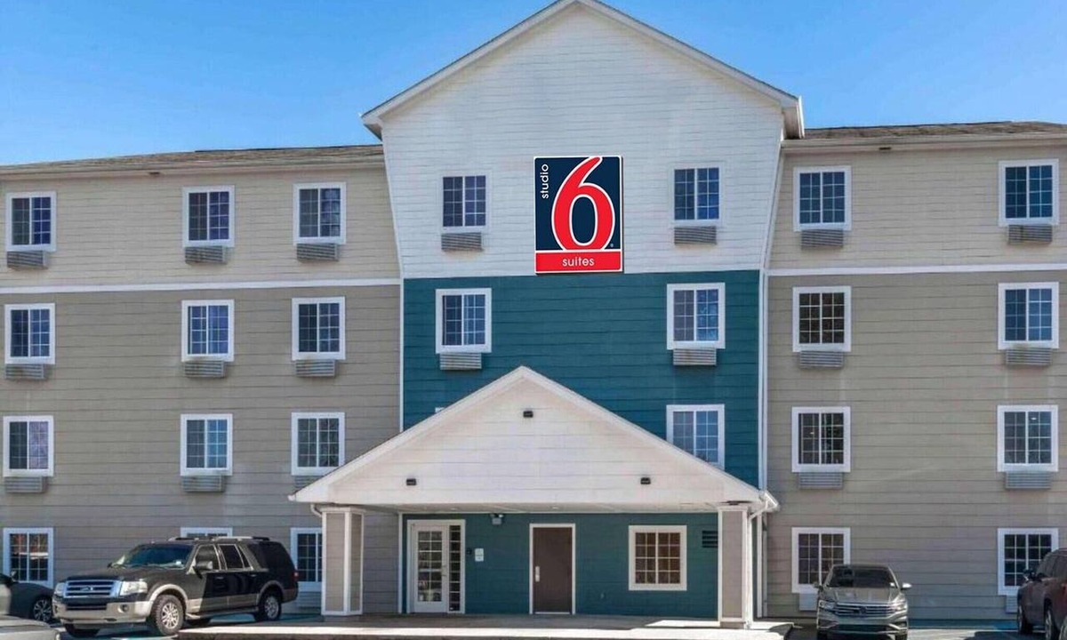 Shreveport Apartment | 1 Full Bed | Smoking, Kitchen