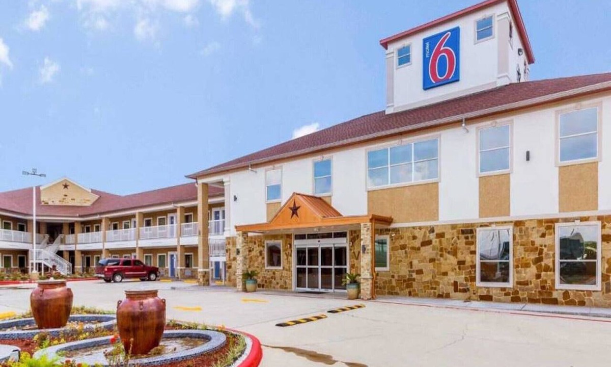 Greater Greenspoint Apartment | 1 King Bed | Mobil Access Tub Nsmk Micfridg
