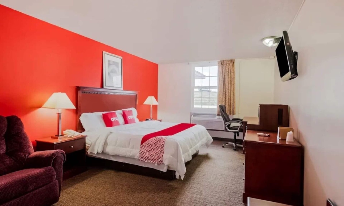 Morton Hotel | 1 King Bed Room – Convenient I-74 Access in Morton Perfect for Business Travels