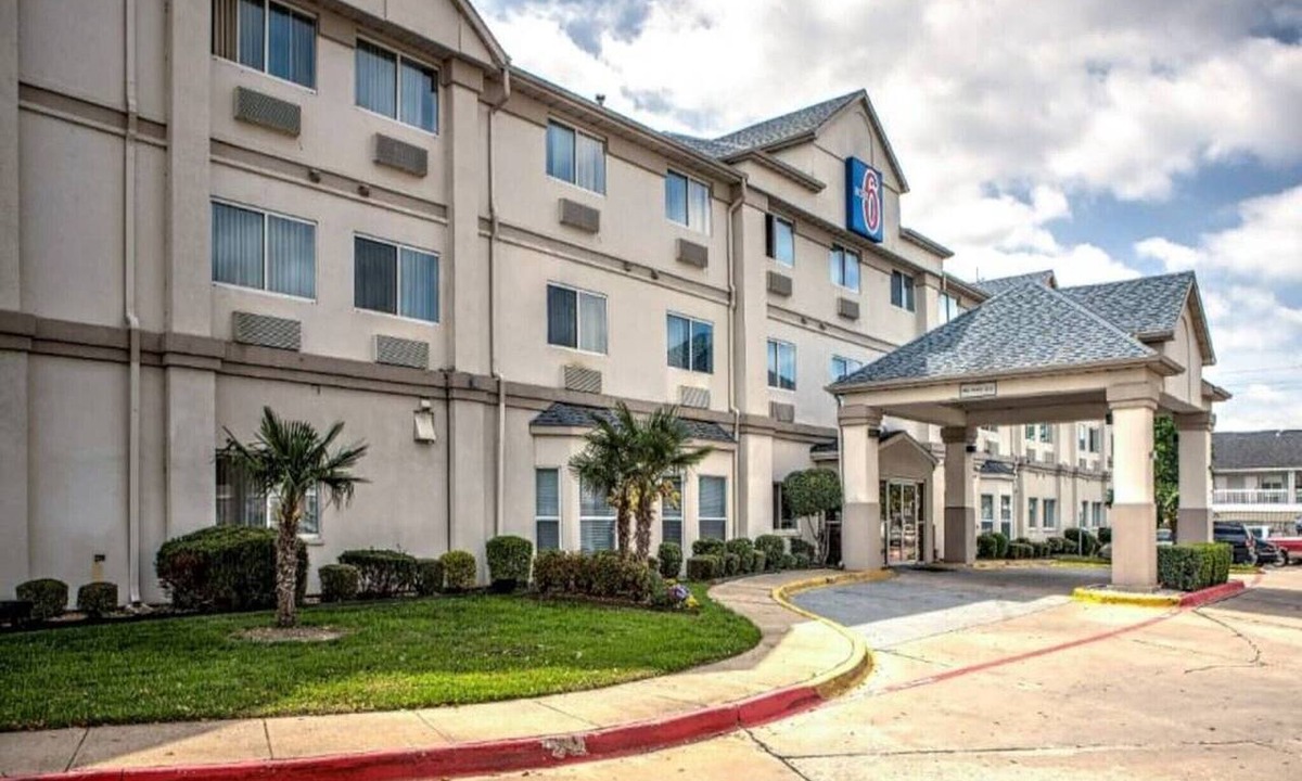 Dallas Apartment | 1 King Bed|Suite,Smk,Hot Tub