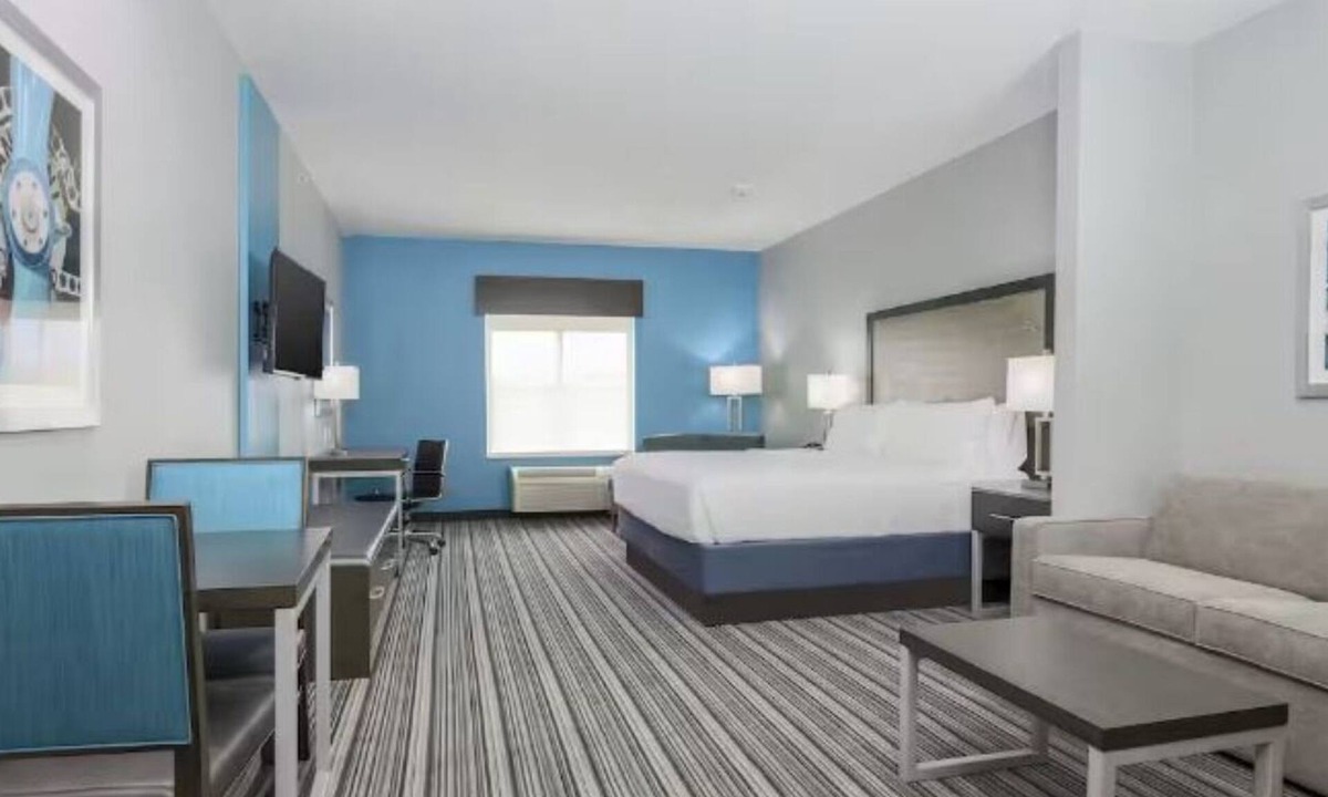 Southeast Houston Hotel | 1 King Suite with Free Parking, Airport Shuttle and Breakfast Included