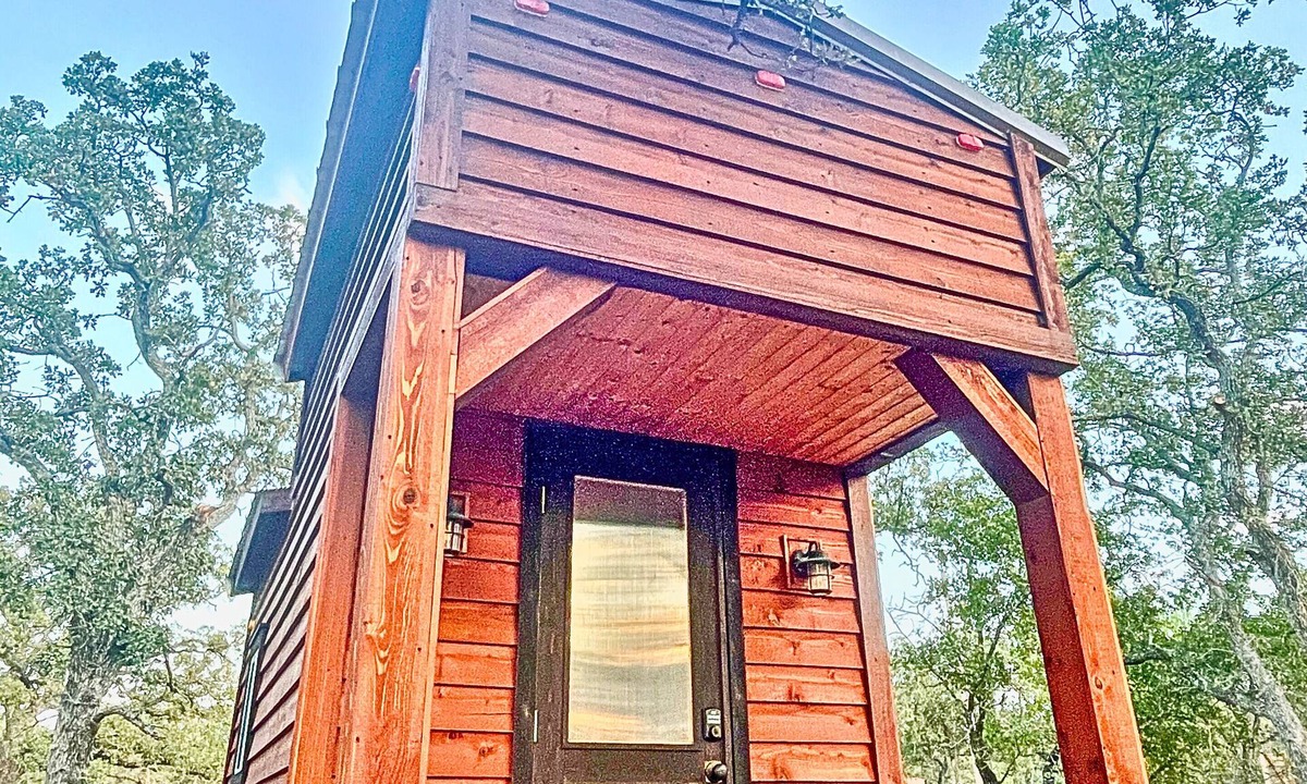 Eastland Cabin | 1 Lakefront Tiny Home | Couples’ Glamping Getaway at Lake Eastland