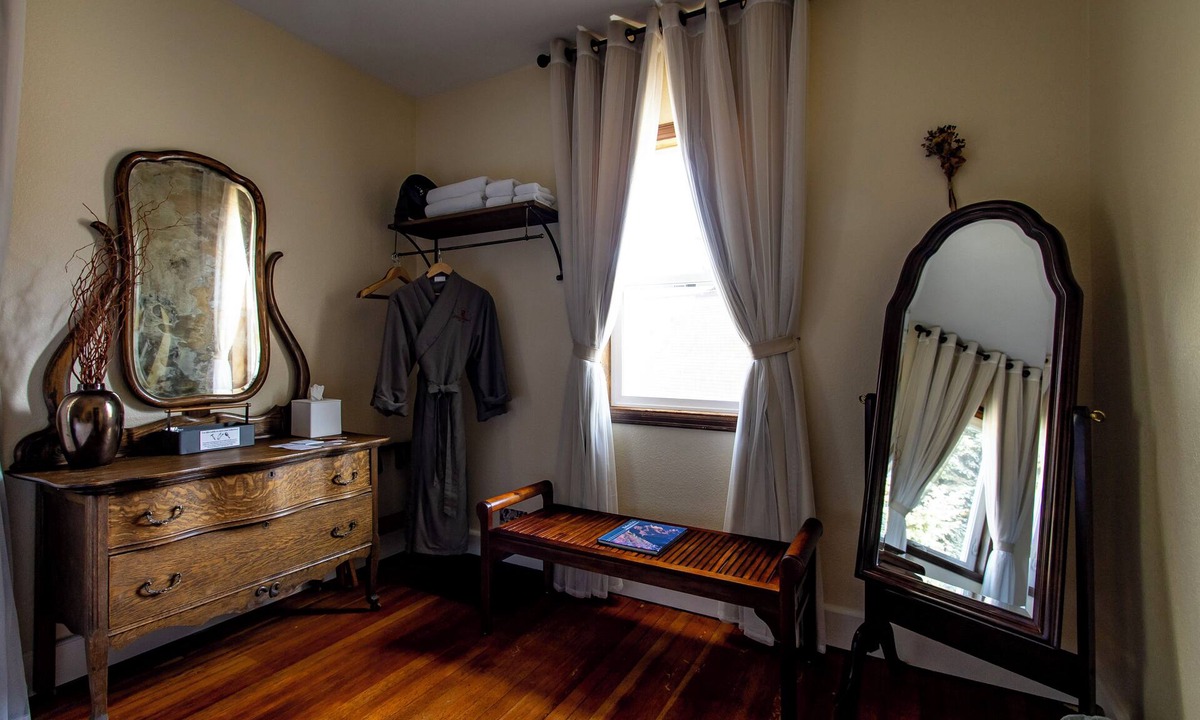 Packwood Apartment | #1 Lily Basin Trail Shared Bath- Adults Only