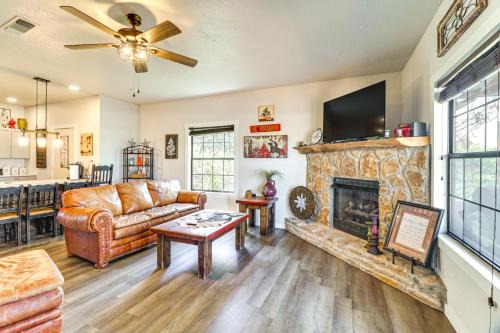 Palo Pinto County House | 1 Mi to Lake: Pet-Friendly Cabin in Strawn
