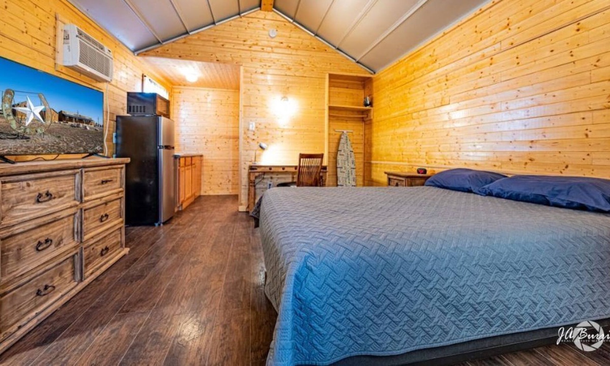 Midland House | #1-Private Cabin-Kitchenette, Breakfast, Lndry, WIFI