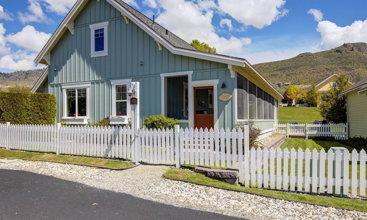 Oroville House | 101 Bootlegger Lane (Country)