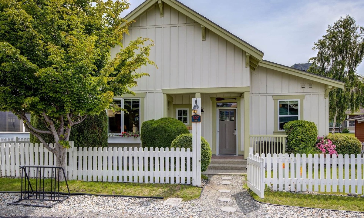 Oroville House | 107 Bootlegger Lane (Country)