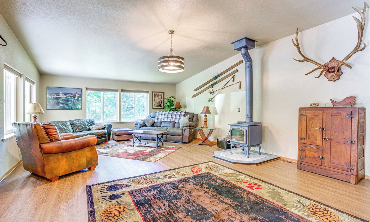 Mead House | 11 Acres of Adventure! Woodsy Mead Stay w/Trails