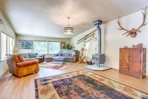 Mead House | 11 Acres of Adventure! Woodsy Mead Stay w/Trails