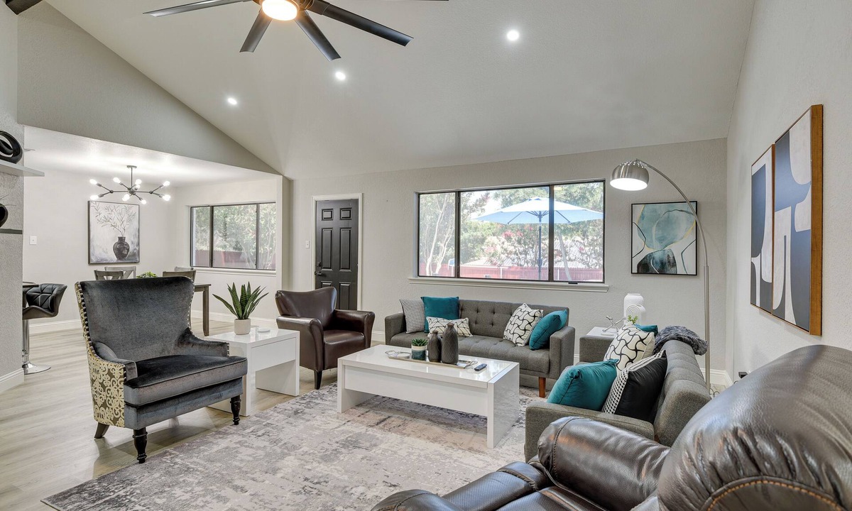 Bedford House | 11 Mi to Six Flags! Poolside Oasis in Bedford