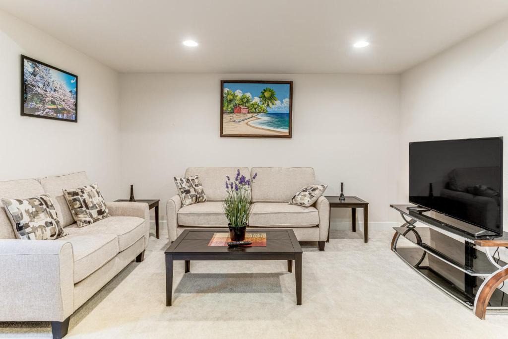 Aurora Apartment | 12 Mi to Hospitals: Modern Apartment in Aurora!
