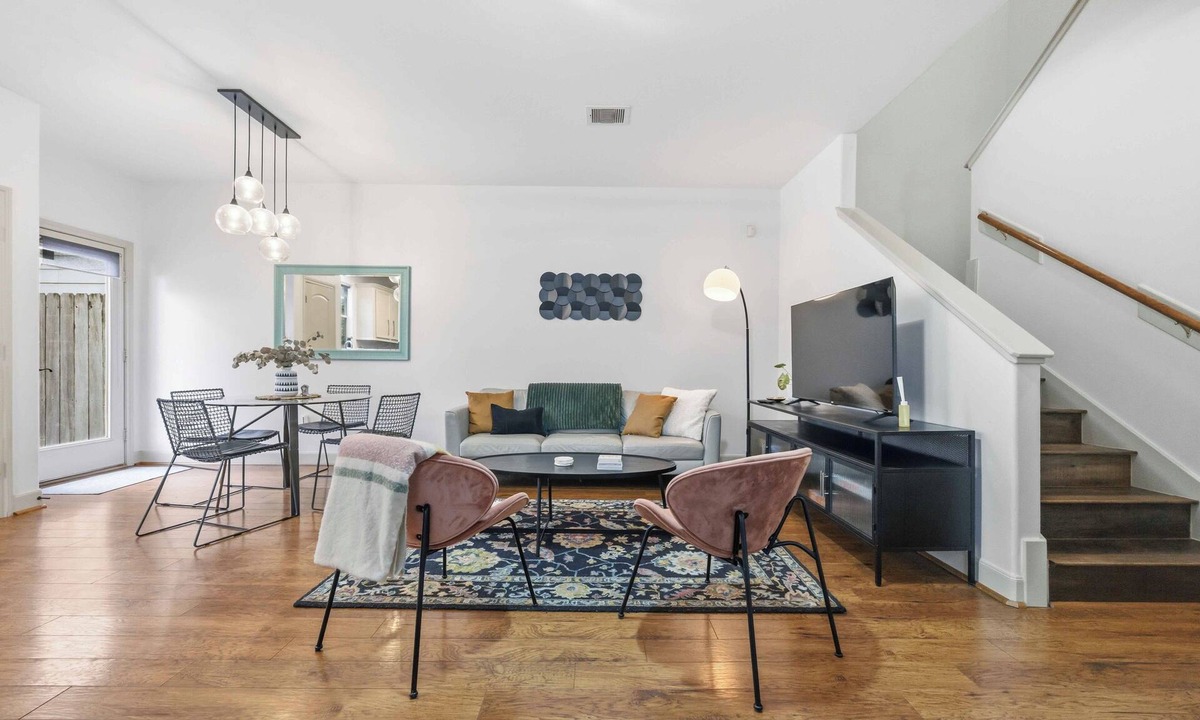 Washington Ave./ Memorial Park House | 16 min to Stadium · Designer Home · Sleeps 7 · Free Garage Parking