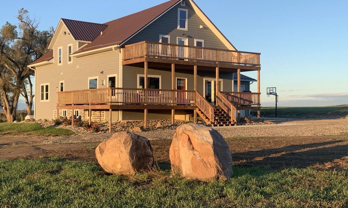 Southeast Bon Homme House | 1916 renovated 8 bedroom, family-friendly home with great views