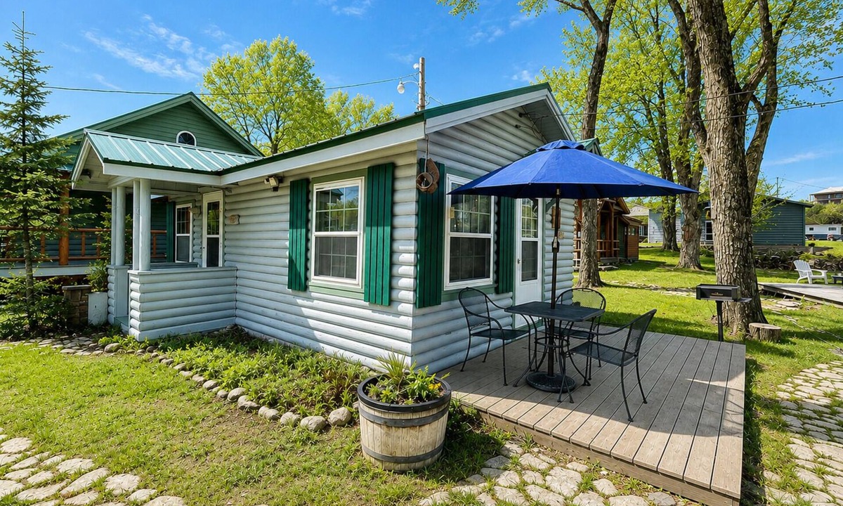 Riverside Cabin | 1930's Historic Cabin - 2 Twin Beds, Kitchen, Bathroom