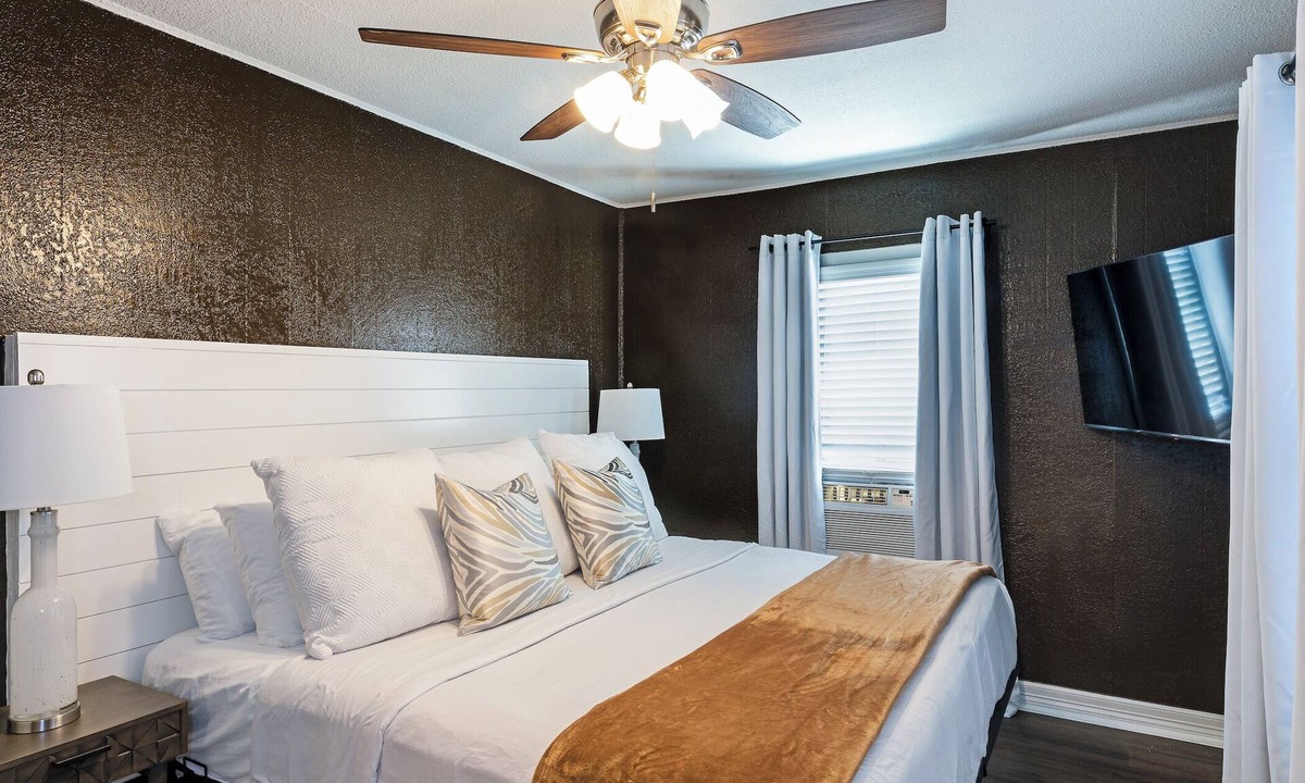 Neartown Apartment | 1BR The Pawns Suite! Montrose Finds & Brews
