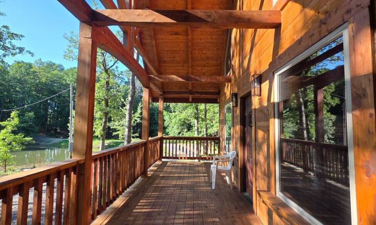 Mena Cabin | 2 bedroom +loft, 3 miles to WPG, ATV Rentals Avail