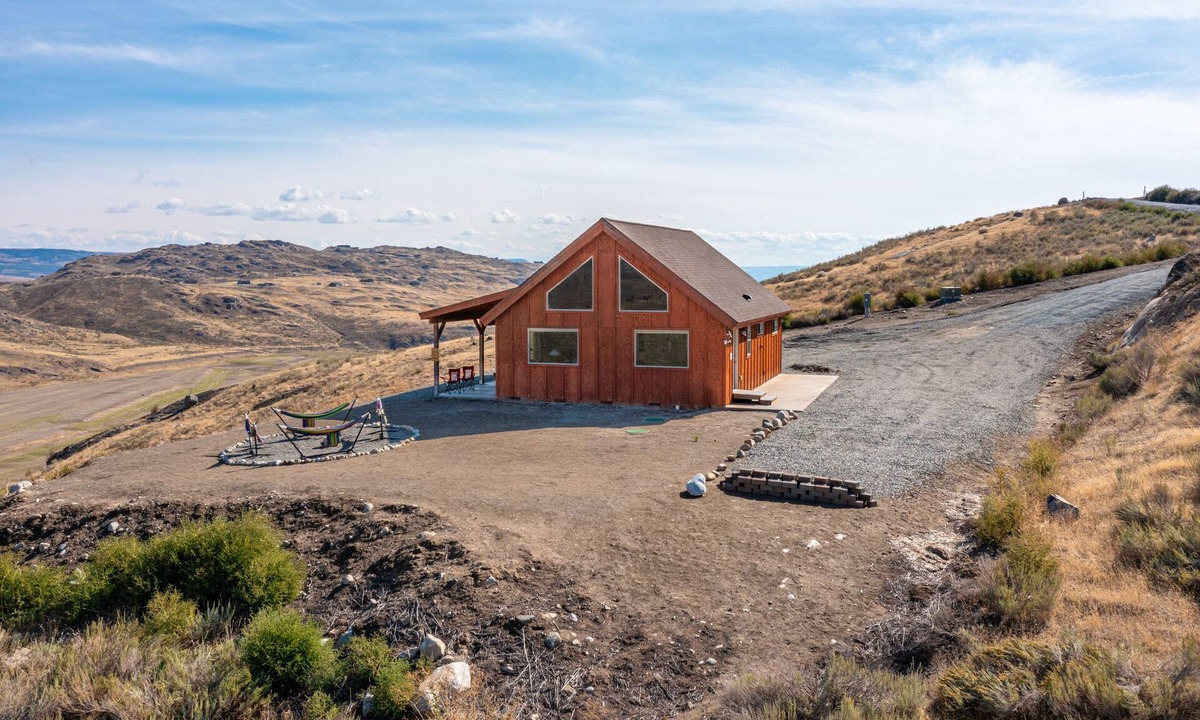 Brewster Cabin | 2 Bedroom + Loft cabin, sleeps 8. Views, acreage, wildlife, and adventure!