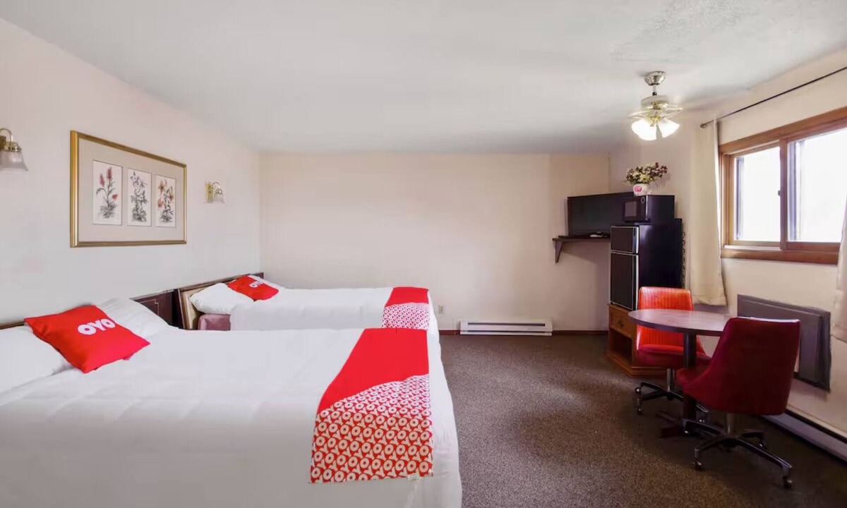 Cheyenne Wells Hotel | 2 Budget-Friendly Rooms w/2 Full Beds Stay for Families & Road Trippers