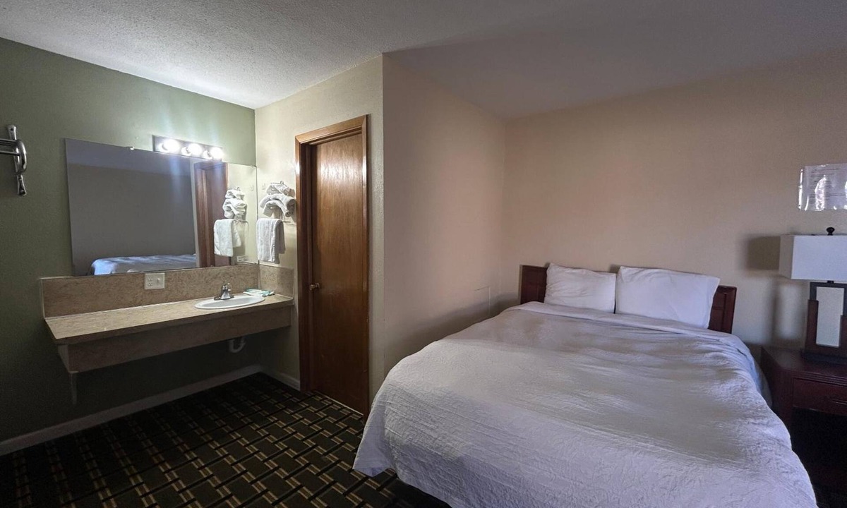Broken Bow Hotel | 2 Budget-Friendly Rooms w/Free Parking Ideal for Short Stays or Road Trips