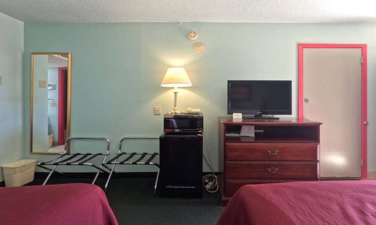 Vega Hotel | 2 Budget-Friendly Rooms - Perfect Base to Explore Route 66 Attractions!
