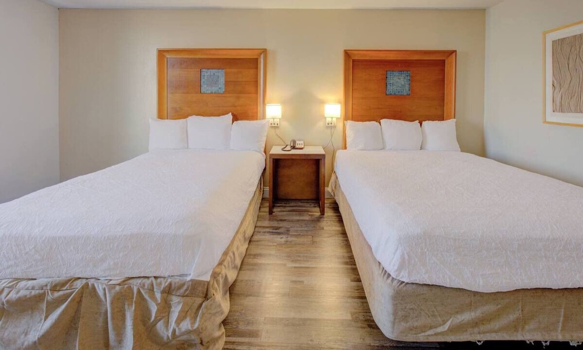 Duncanville Hotel | 2 Comfortable Rooms Perfect for Family & Group Stays in Dallas, Free Parking