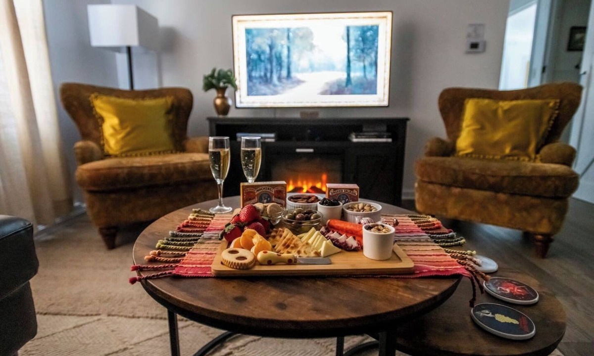 Delaware House | 2 Connected Private Suites| 0.4mi OWU |Free Parking|Quiet Street|Patio|W/D