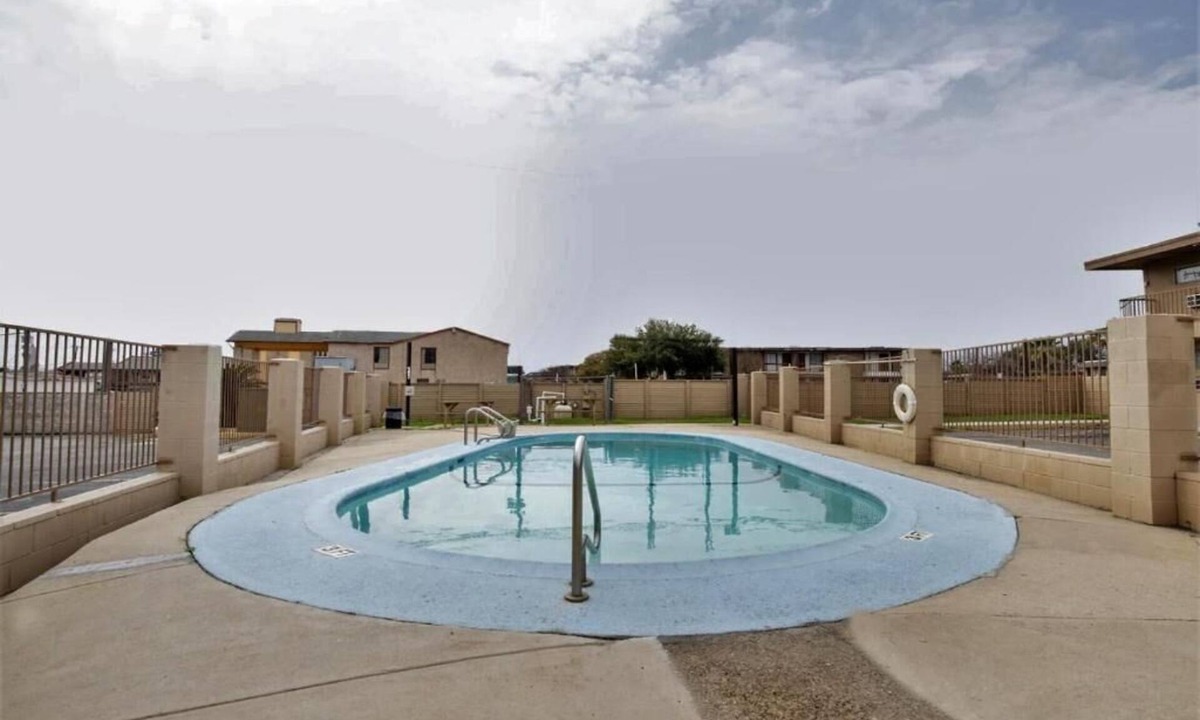 West San Antonio Hotel | 2 Family-Friendly Rooms in San Antonio - Pool , Parking, Easy Access to SeaWorld