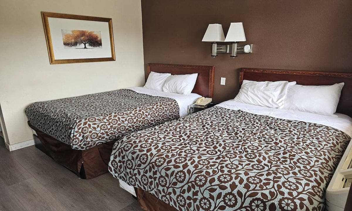 South Central Omaha Apartment | 2 Full Bed|Smoking|Omaha NE