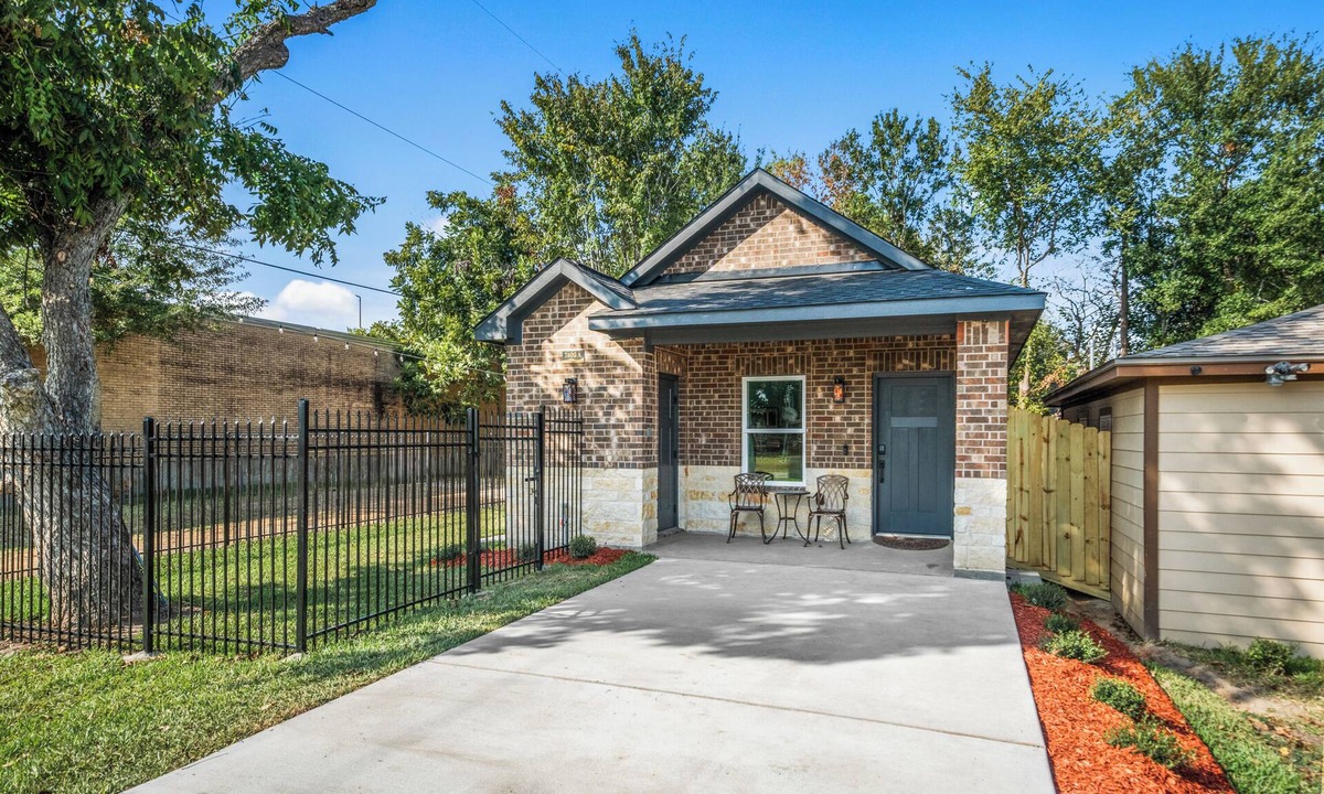 Southeast Houston House | 2 King Beds! New Detached Home w/Roll-In Shower