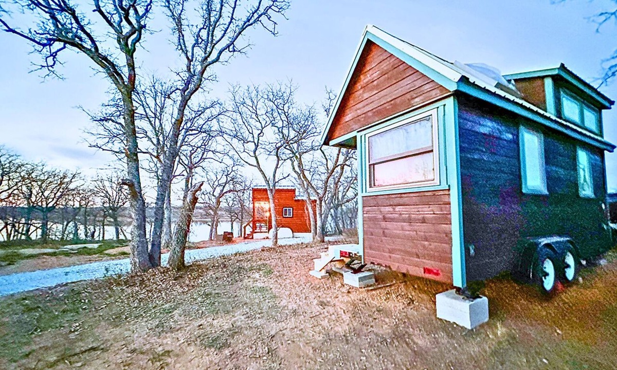 Eastland Cabin | 2 Lakefront Tiny Home, Glamping, Fishing, Kayaking