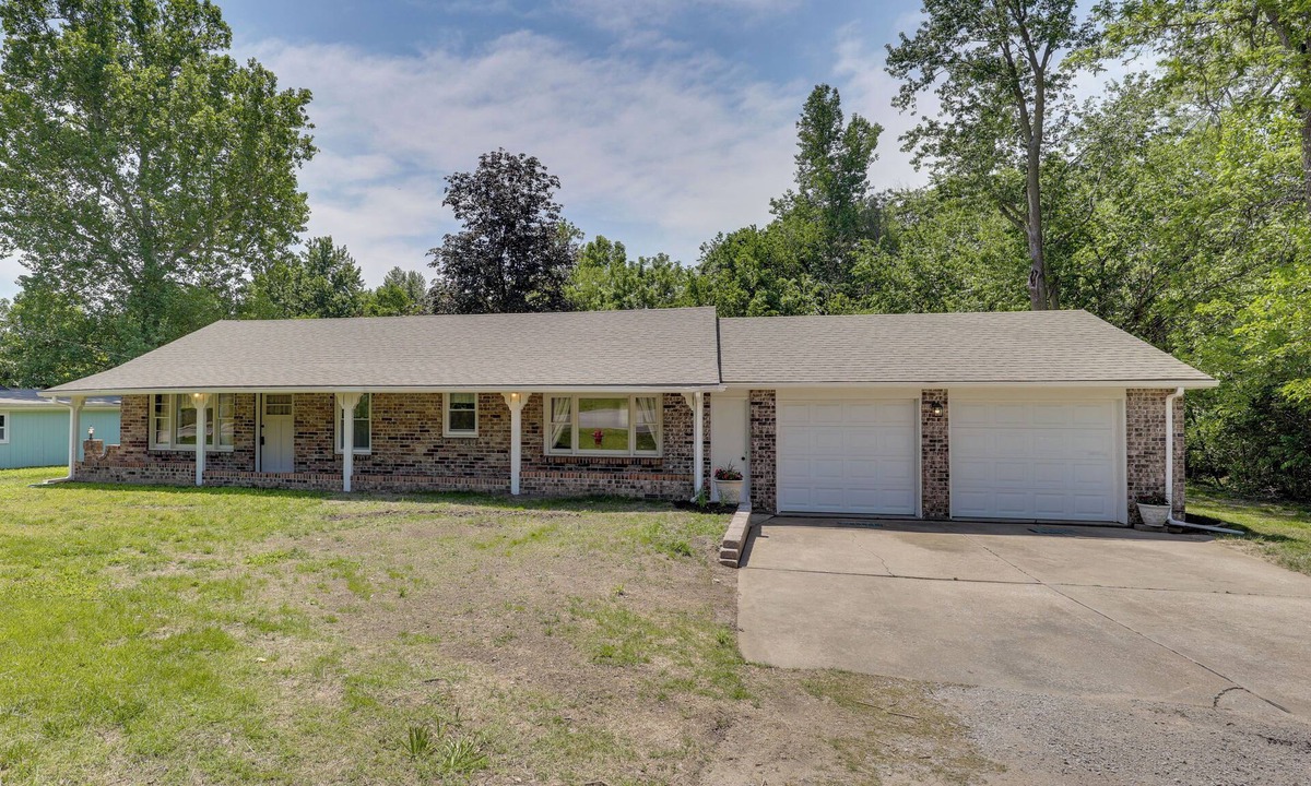 Pleasant Valley House | 2 Mi to Downtown KC! Quiet Ranch-Style Home
