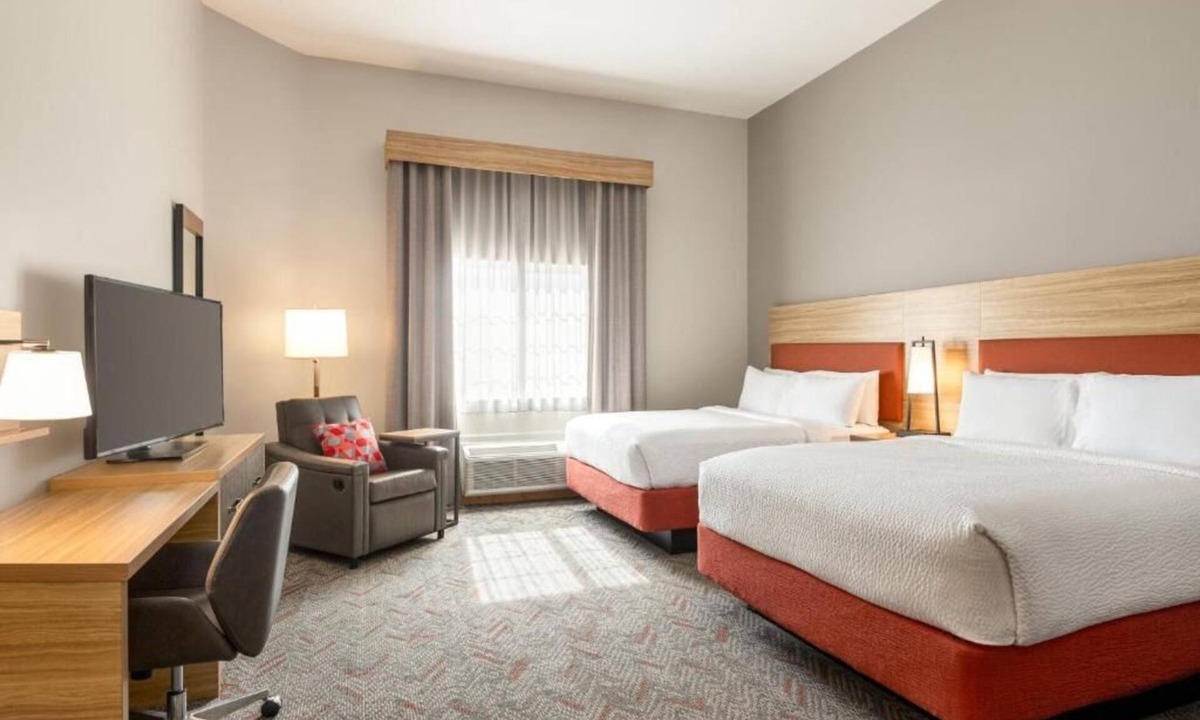 North San Antonio - SAT Hotel | 2 Modern Suites w/Kitchenette + Free Parking | Ideal for Comfort & Convenience
