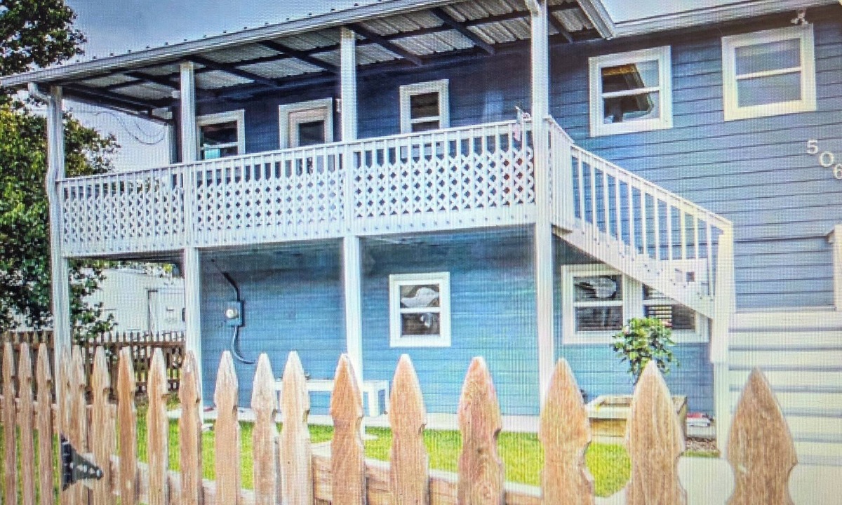 Freeport Boat Rental | 2 or 3 bedroom Boat House with Boat Slips, Open Water Access, Smarboard Sliding