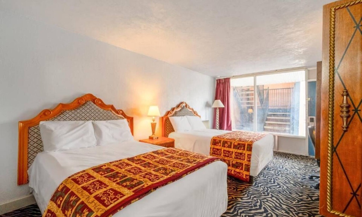 Lawton Hotel | 2 Pet-Friendly Full Bed Rooms w/Seasonal Pool for Visitors Near Fort Sill