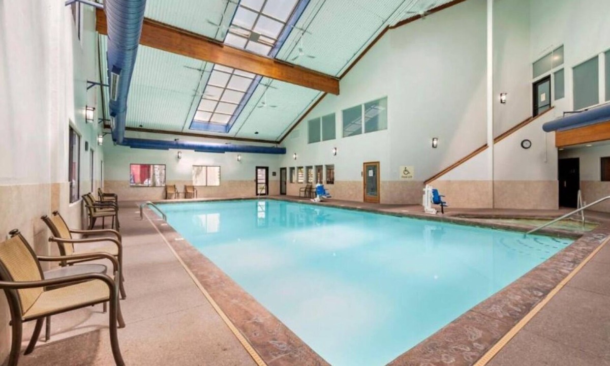 Eagle Hotel | 2 Pet-Friendly Standard King Rooms +Breakfast| Heated Pool |Brush Creek 1.6miles