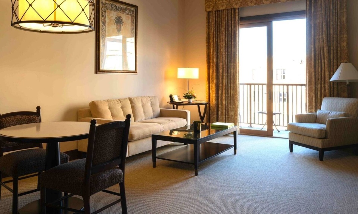 Uptown Hotel | 2 Premier Suite Pool View Balcony | Hotel Granduca | Near High-End Shopping