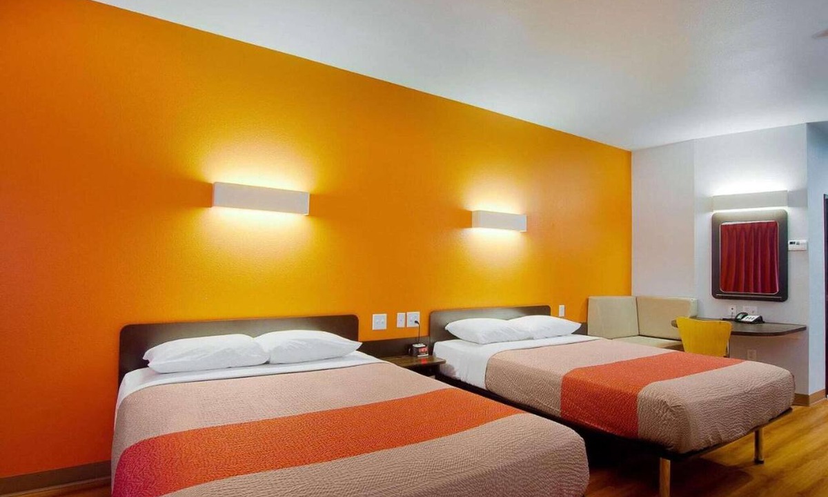 Midland Apartment | 2 Queen Beds | NS, Shower