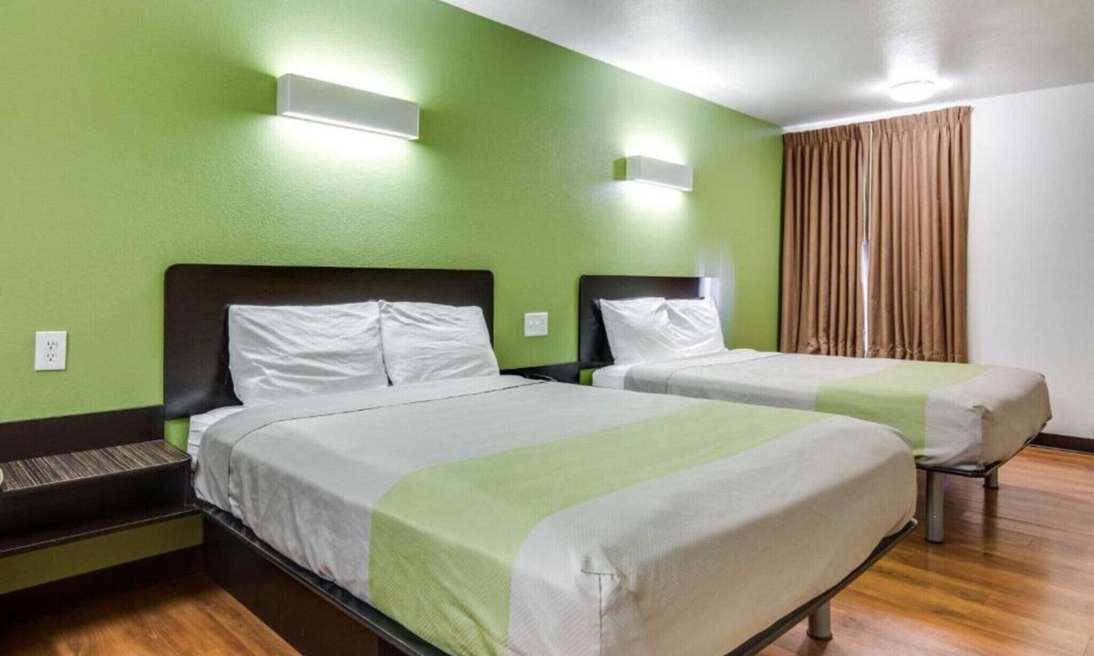 Longview Apartment | 2 Queen Beds | Smoking, Micfridge