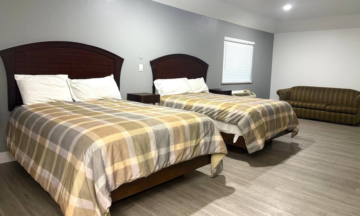 Greater Greenspoint Hotel | 2 Serene Units | Great for Unwinding After a Long Travel Day | Free Breakfast