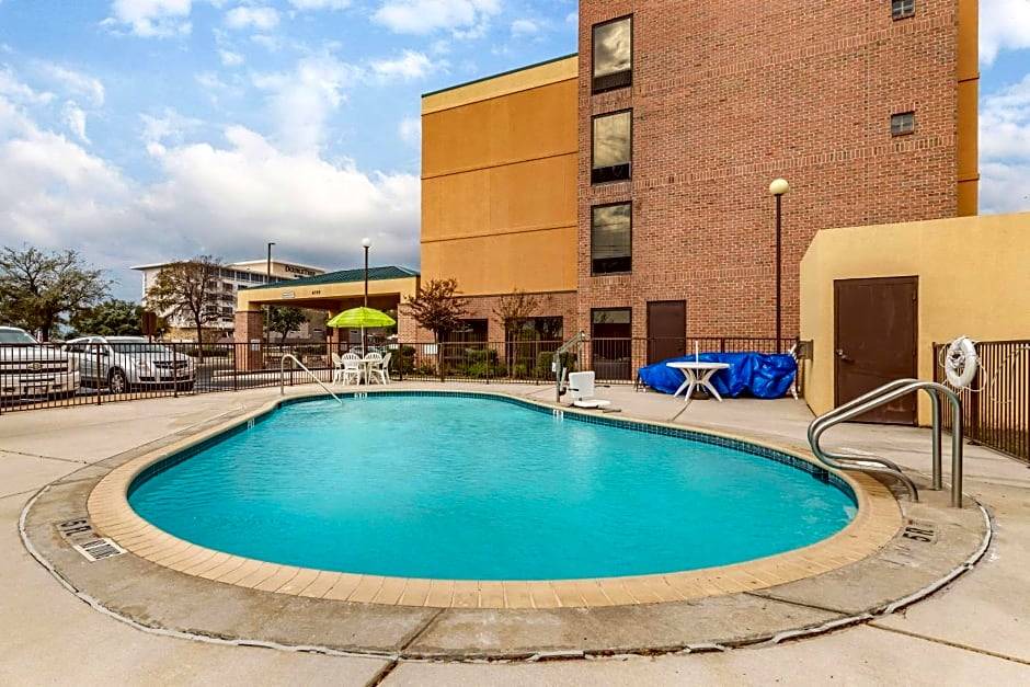 Wetmore Hotel | 2-Star Hotel ∙ Quality Inn San Antonio Fiesta at Six Flags