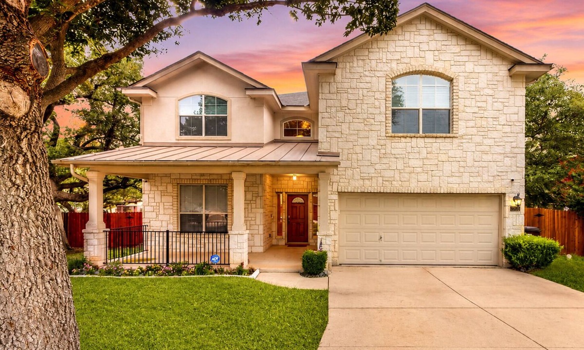 Far North Central House | 2-story house with back patio, grill, streaming, washer/dryer, & 2 living areas