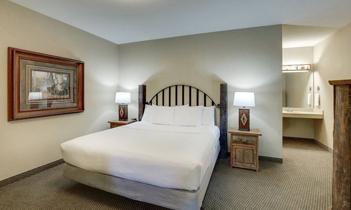Johnston Hotel | 2 Suites | Modern Stay in Johnston, IA | 5 mi to Gray’s Lake Park