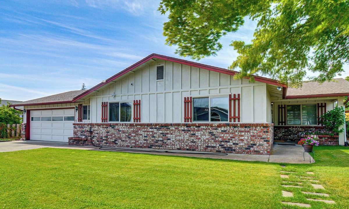 Sequim House | 2-Unit Family Combo, Walk to Downtown Sequim!