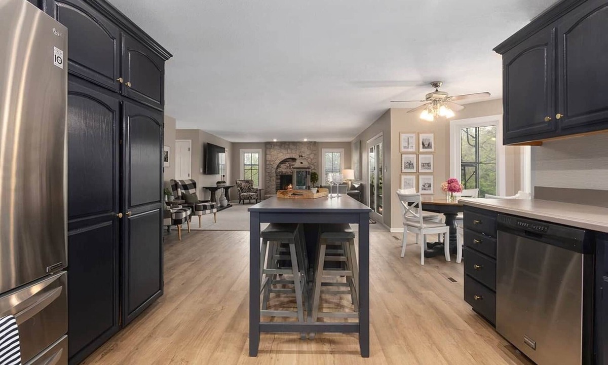 Lee's Summit House | 20-Acre Estate w/Party Barn | Near Stadium