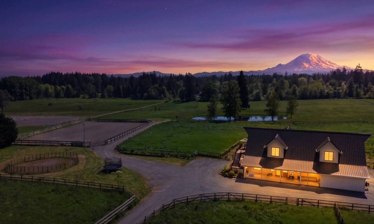 Eatonville House | 20-Acre Farmhouse Escape | Mount View, Pond &Grill