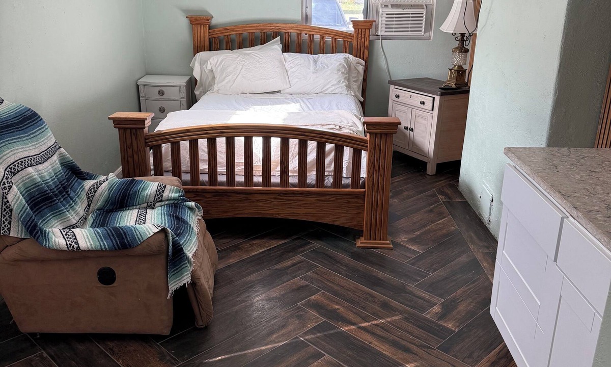 West Old Town House | 2blks to Old Town . Sawmill Market &Pet friendly.