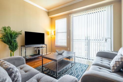 Cityplace Apartment | 2BR Executive Suite With Pool, Gym and Fast Wi-Fi By ENVITAE